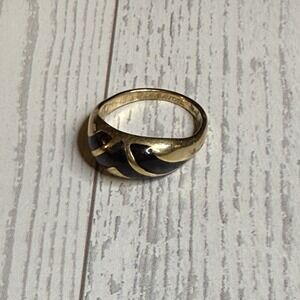 VTG Avon Black Enamel Gold Tone Swirl Dome Ring Signed Sz 6.75 Chevron Statement